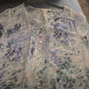 I’m selling an poka dot blouse banana republic blouse and it’s short sleeve